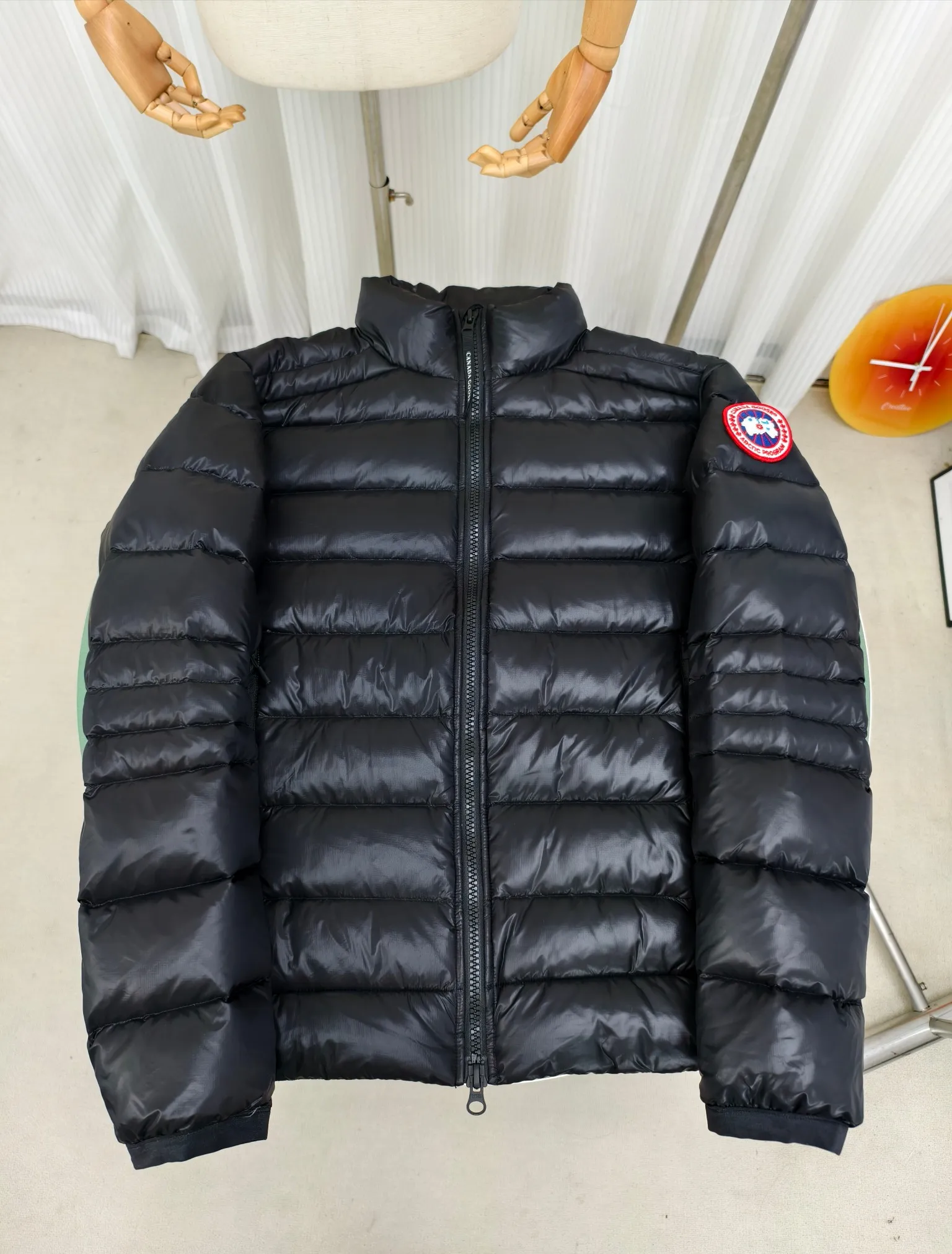 P880 2228M model (high version) Canada goose Crofton down jacket, this is a down jacket suitable for late autumn and early winter: on cold and rainy mornings, it can be used as a layer of warmth inside the rainproof jacket, and can be worn alone in the late autumn and early winter with a little bit of coolness. Filled with white duck down. The Crofton Jacket is a versatile, lightweight and versatile piece that even packs itself in for easy transport. The inner layer has removable elastic straps, making the jacket easy to carry on the shoulder and hands-free. 2 zippered hand pockets with fleece fabric on the knuckle side for softness and warmth. Color: black with black label, black with red label, ocean blue, superoxide blue, silver birch red label, silver birch black label Size: XS-2XL